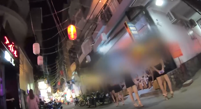 夜间街边人群