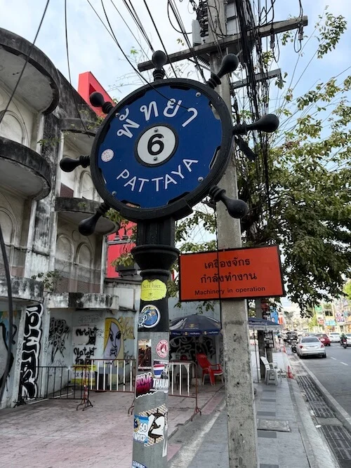 Soi 6 店铺与门口环境