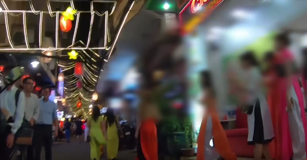 夜间步行街人群