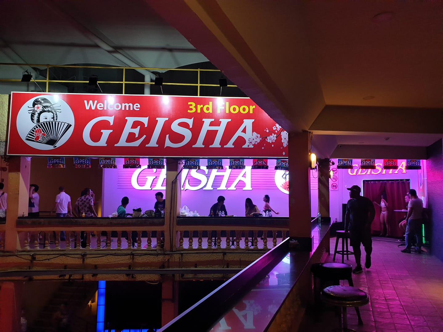 Nana Plaza Geisha 店