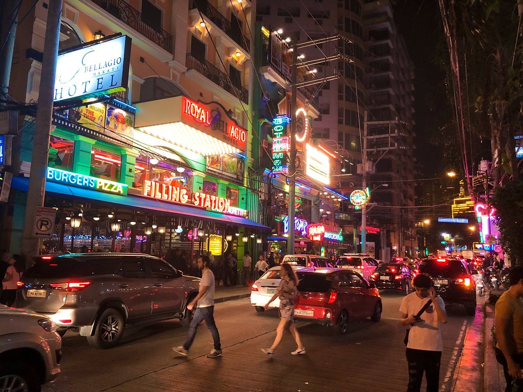 P. Burgos 酒吧街近景