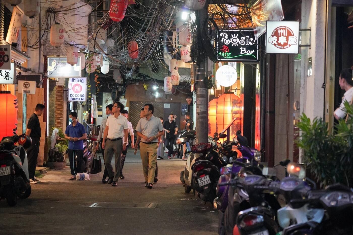 店铺密集的夜间小巷