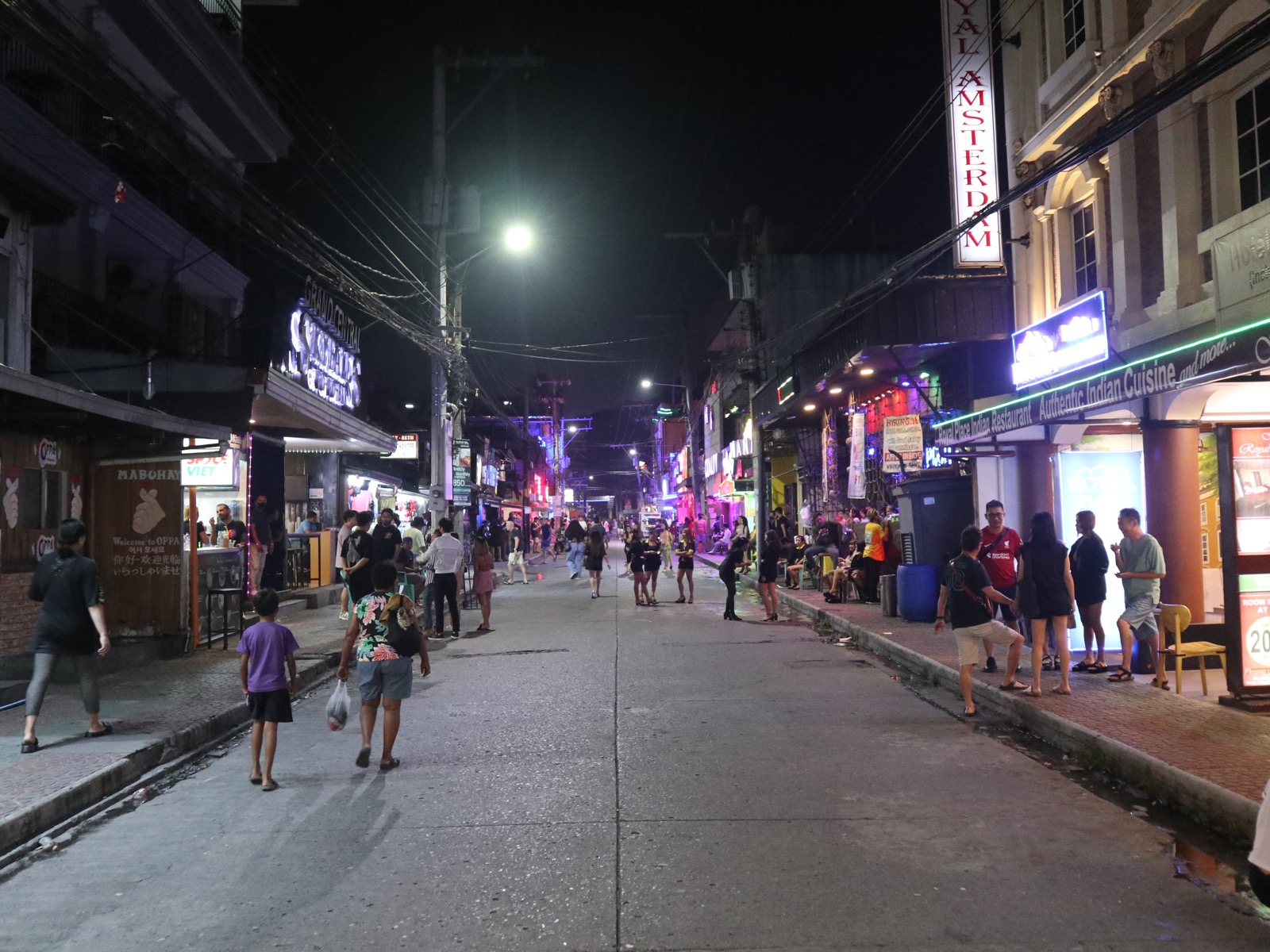 Fields Avenue 夜间街景