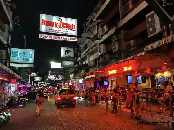 Ruby Club 所在的夜间街道