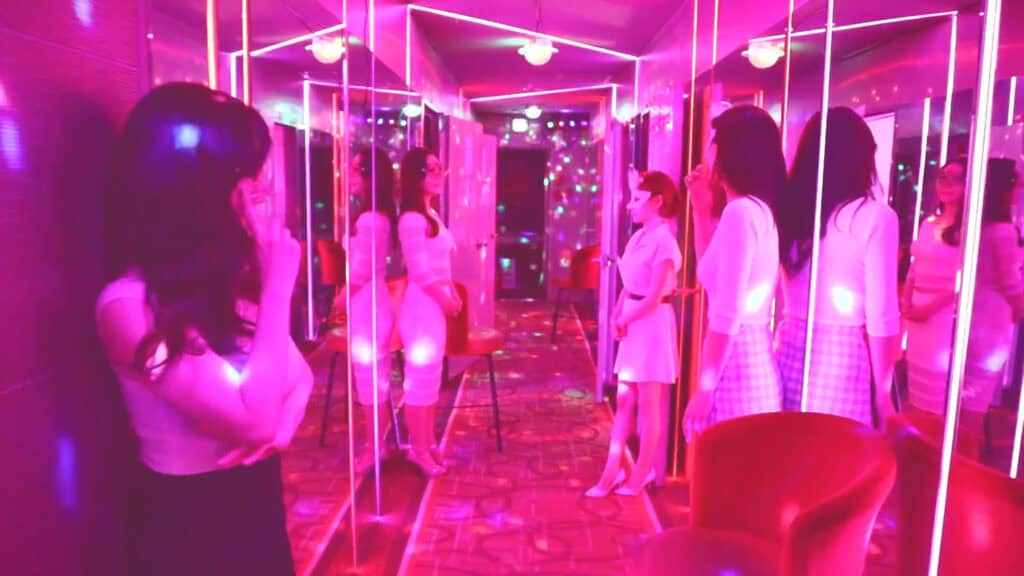 粉色灯光下的玻璃隔间