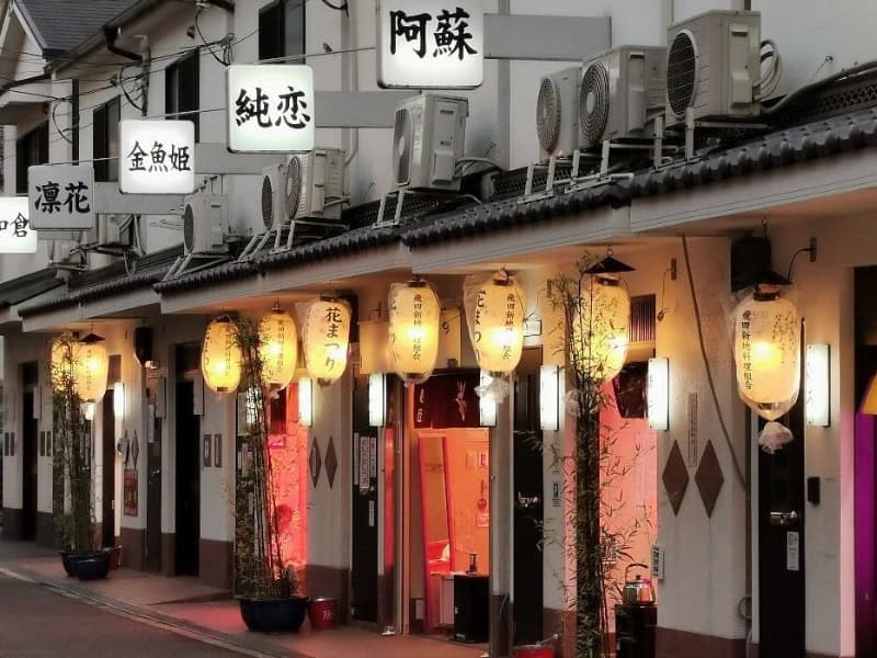 挂着灯笼的一排店面