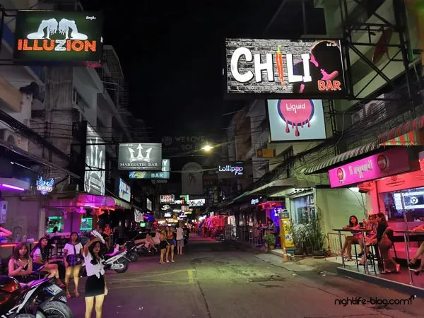 酒吧林立的夜间街道